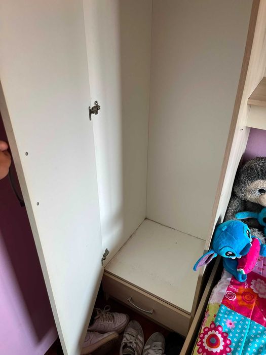 Mobília de quarto: cama com gavetão, 2 armários e arrumação.