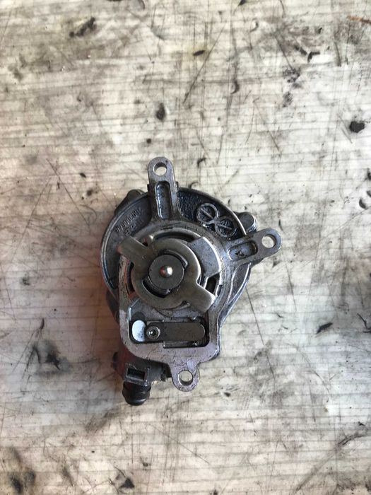 Вакуумний вакумний насос помпа Volkswagen Jetta Passat 2.5 FSI