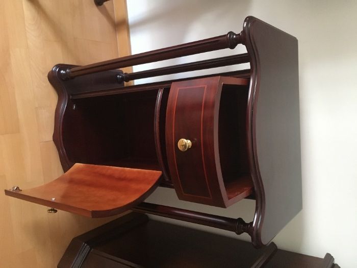 Móvel de apoio, com porta e gaveta - Oportunidade!