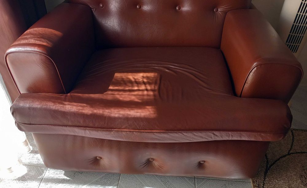Sofá Individual em Pele com Cama Articulada