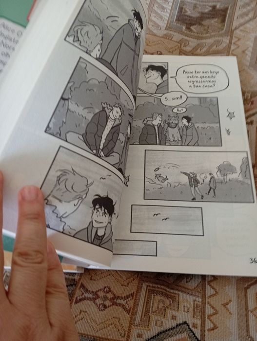 Vendo os 3 primeiros volumes da coleção "Heartstopper", de Alice Oseman