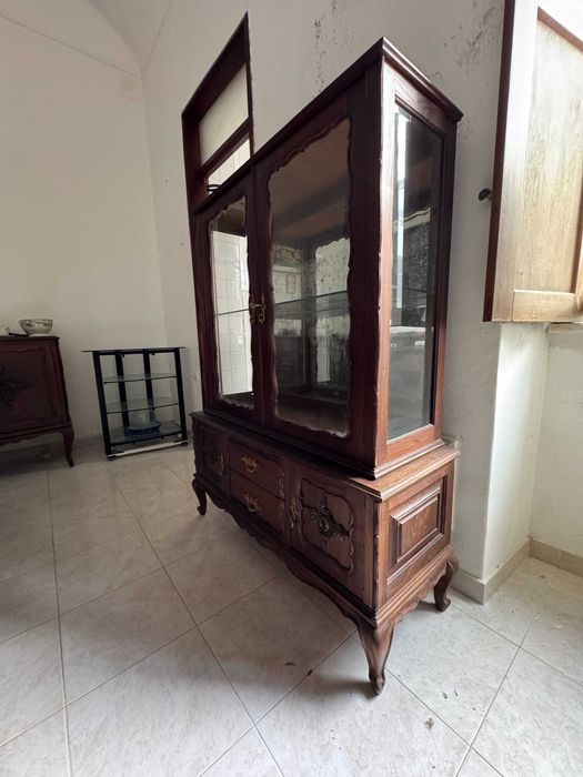 Cristaleira em Madeira