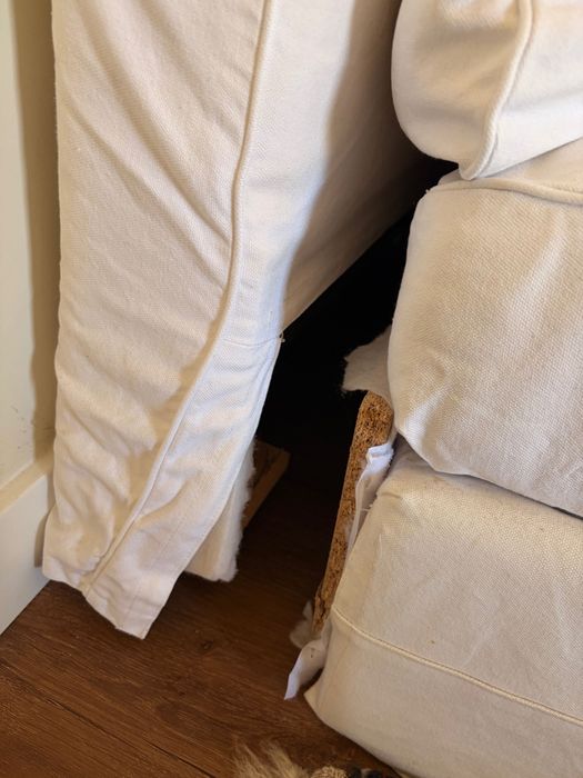 Sofá branco IKEA de 3 lugares.