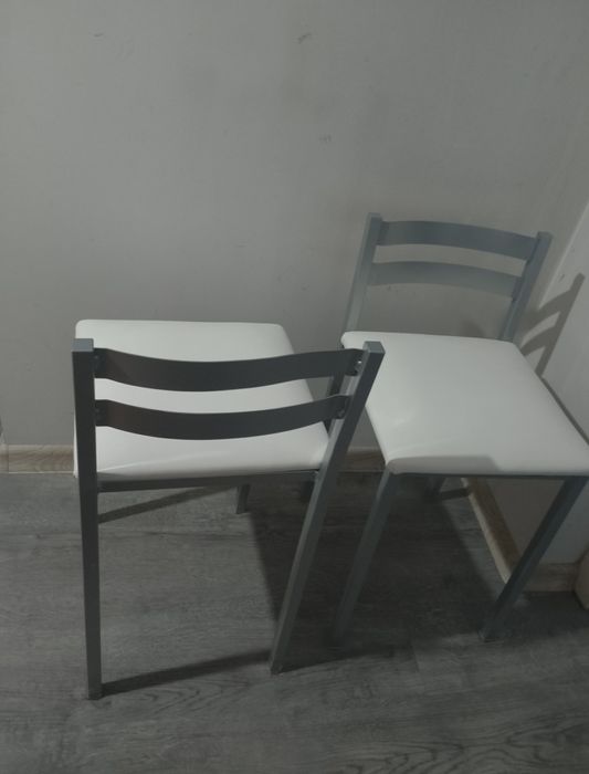 2 hokery krzesła srebrne siedzisko ekoskóra