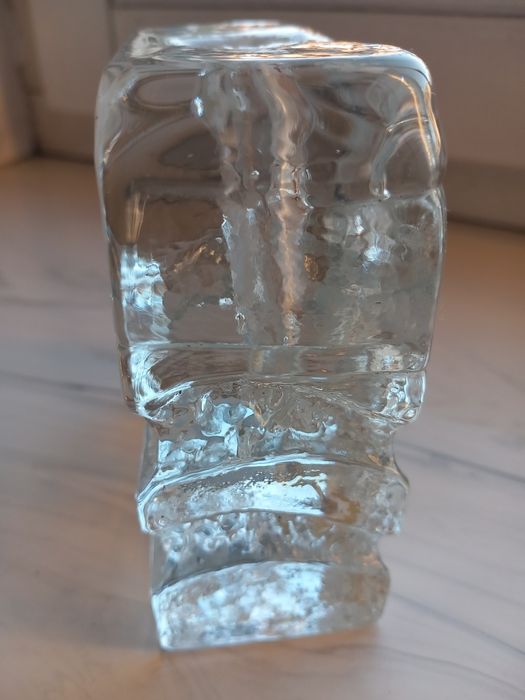 Wazon na jeden kwiatek typu Solifleur firmy Ingrid Glasshutte.