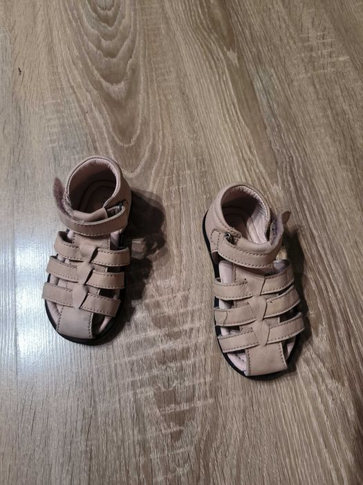 Sandałki dla dziewczynki r. 22