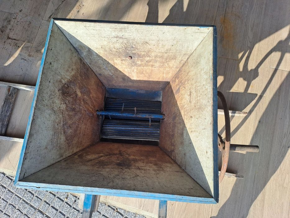 Esmagador de uvas/ frutas manual