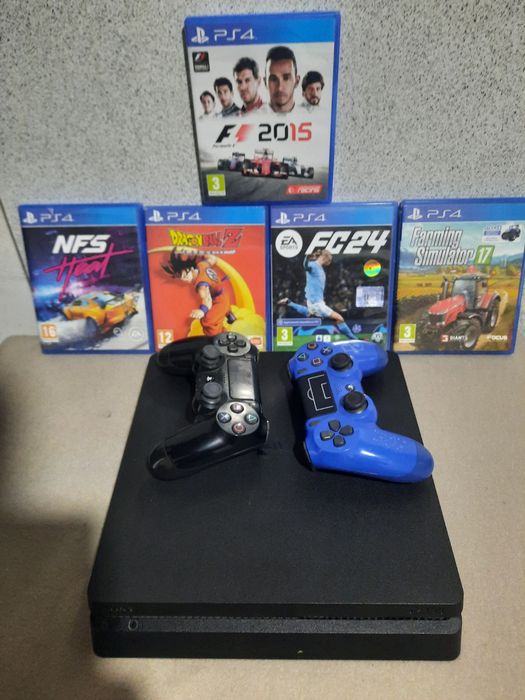 Ps4 com jogos e 2 comandos.