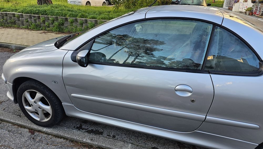 Peugeot 206 Descapotável – Gasolina Ano 2002