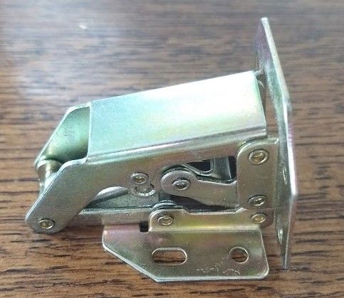 Uniwersalny zawias ze sprężyną Hettich