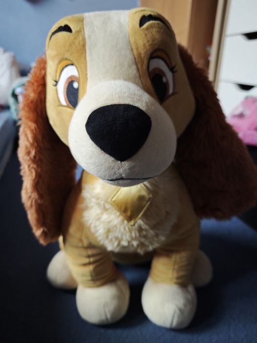 Wielka maskotka Disney lady zakochany kundel