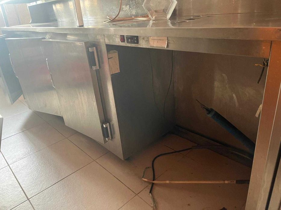Balcão refrigerador com 3 portas, embutido em móvel com balcão ext