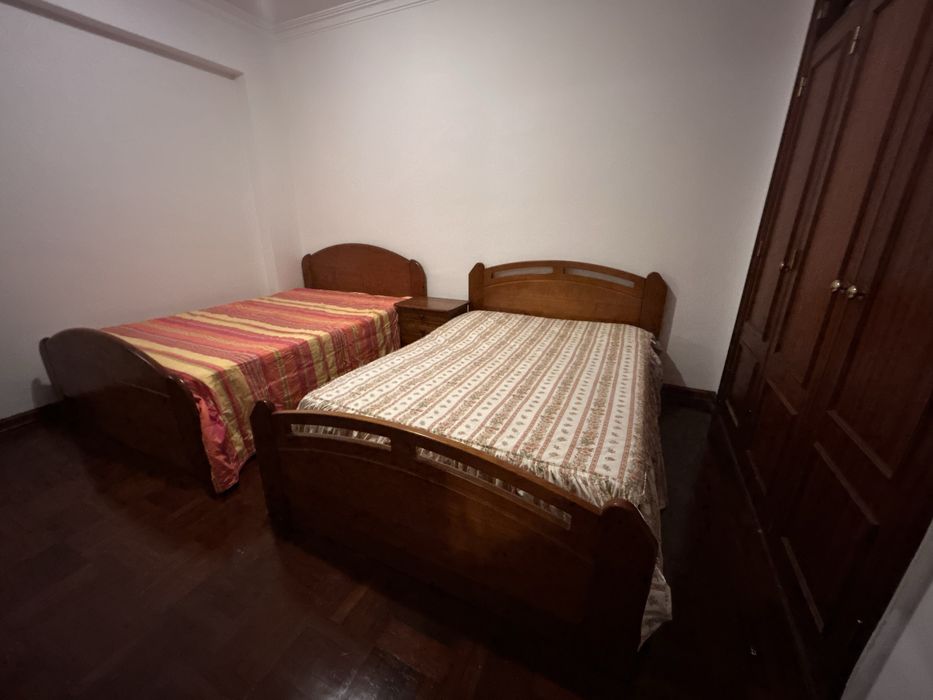 Quarto de Casal com mesas de cabeceira e comodas com espelho
