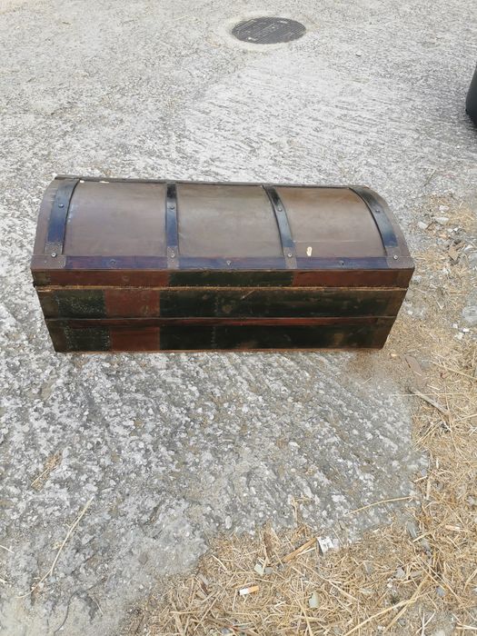 arca de viagem,fim do se xlx princípios do se XX,arca de madeira,forrada em folhas de chapa e tampo abobado,com ferragens