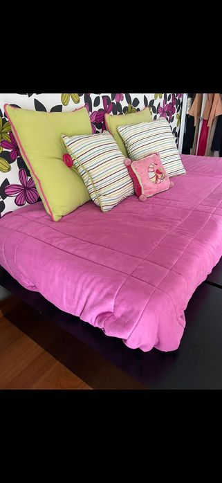 Cama com estrado, colchão e decoração de cama