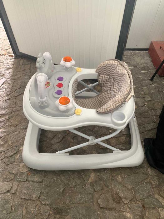 Andador de bebé usado disponível para venda.