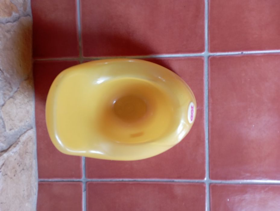 Banheira e bacio de bebê