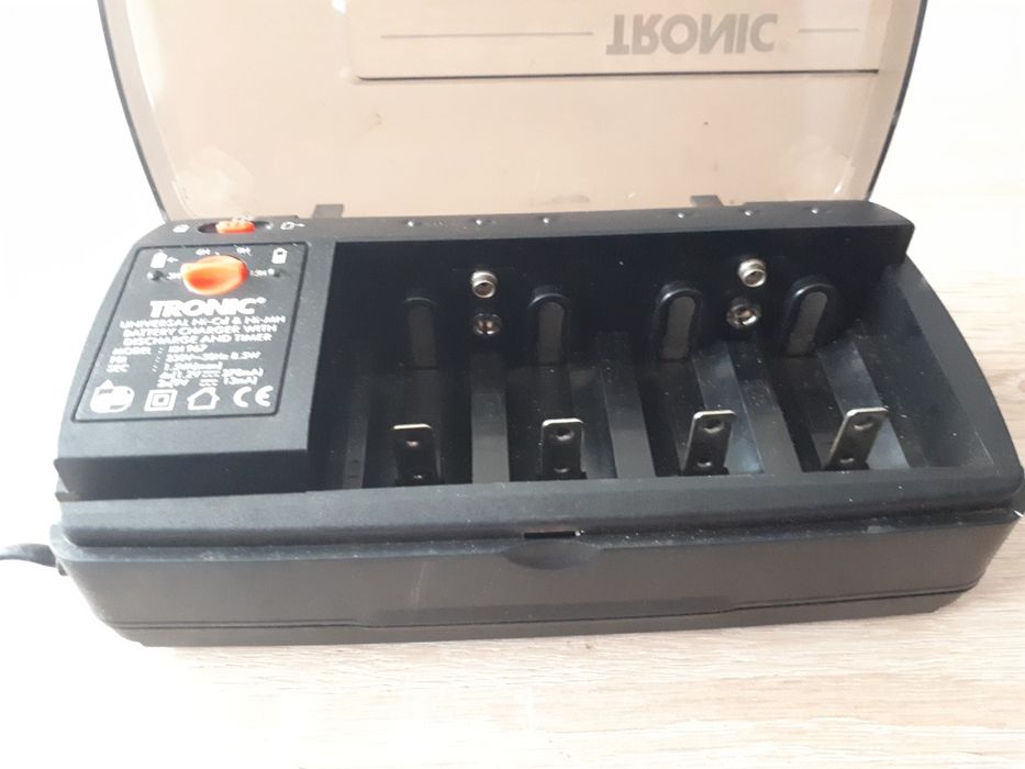 Ładowarka akumulatorów AAA..AA.