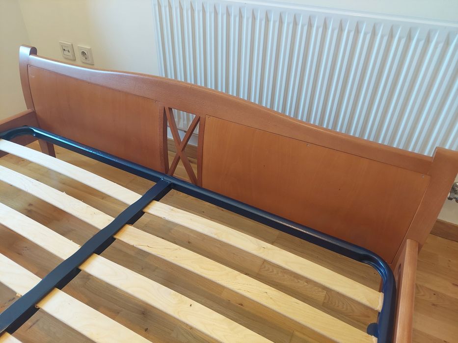 Cama de casal em madeira com colchão e 1 mesa de cabeceira