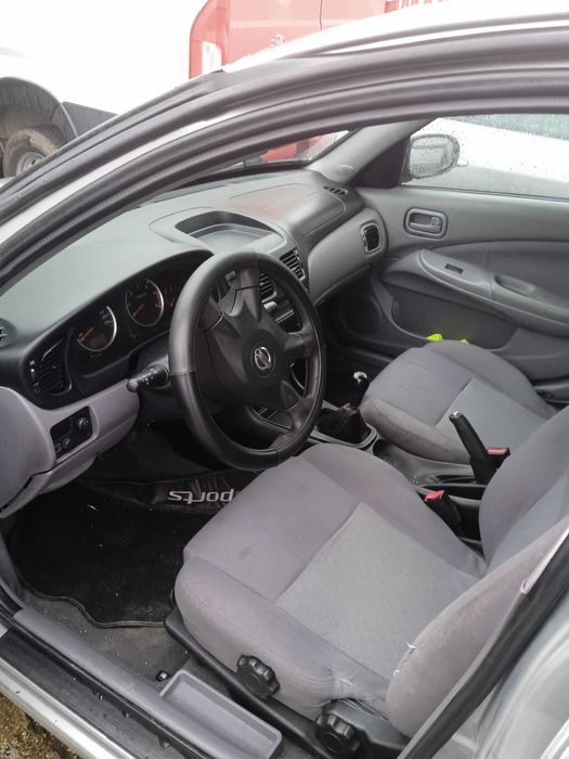 Nissan Almera 1.5 dci 2003 gasóleo para peças ou reparar.