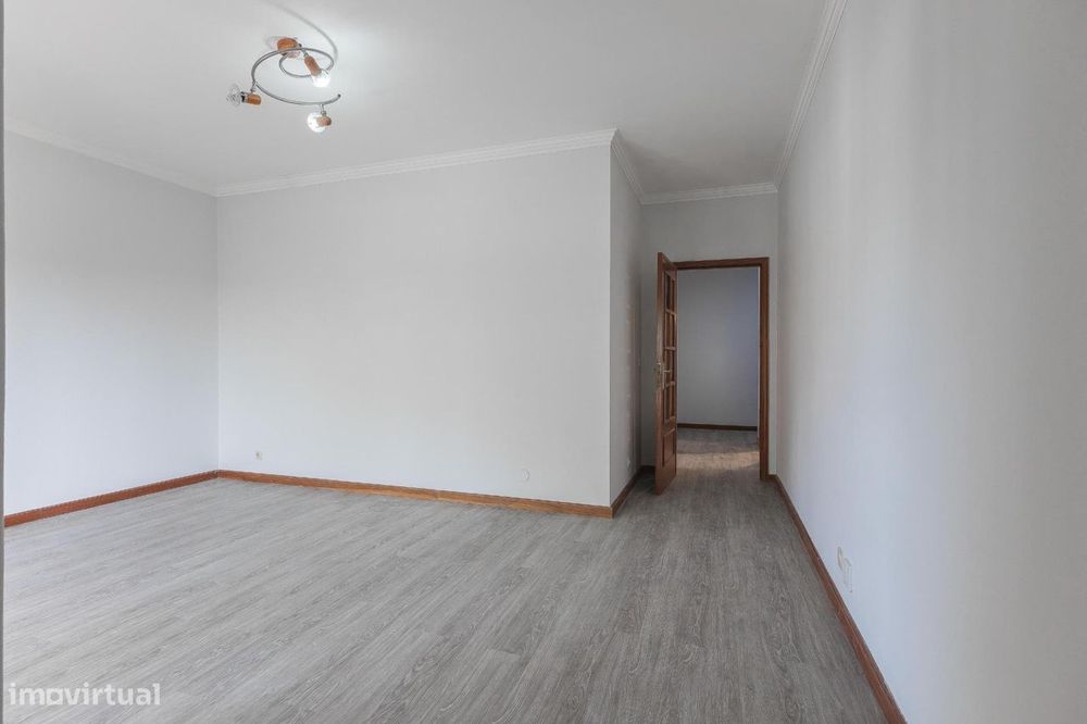 Apartamento T1 com Varanda em Canelas