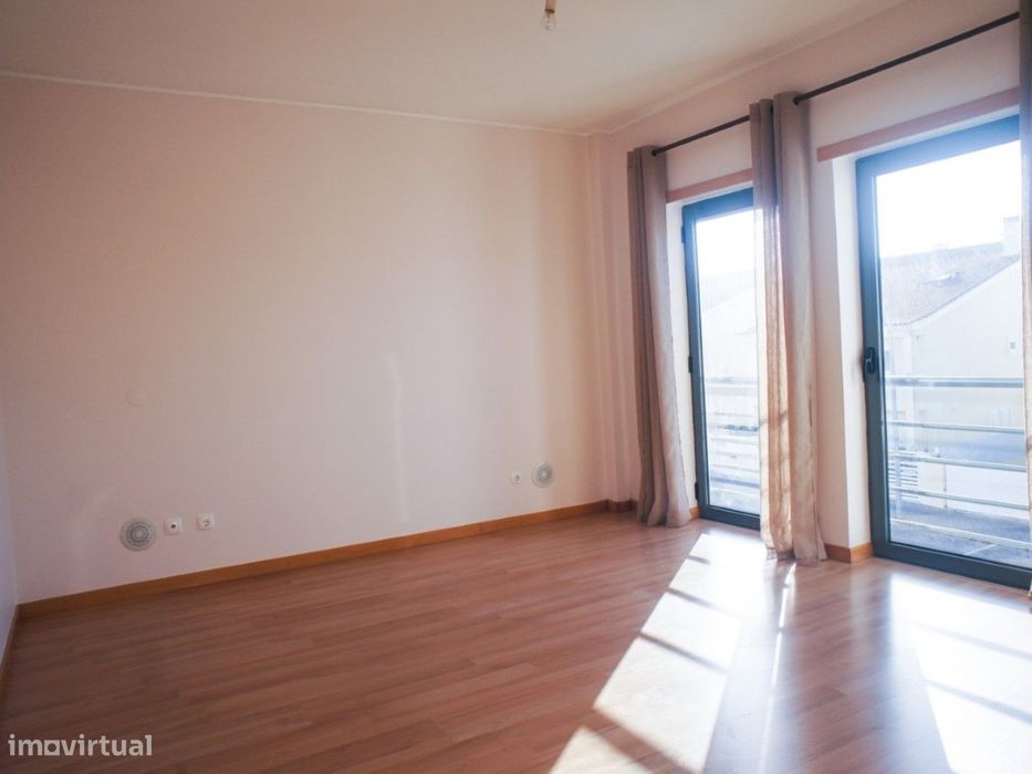 Apartamento T3 Semi-Novo! Com Varanda e Arrecadação individual