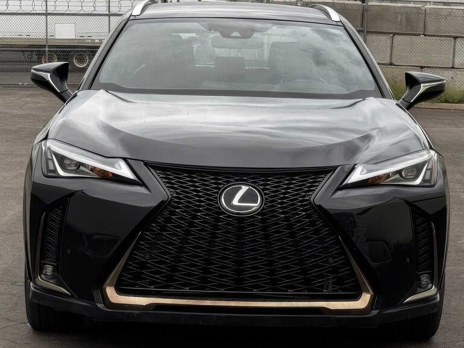 Lexus UX      2022