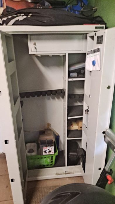 Szafa na broń S-1 certyfikat na tabliczce zmamionowej