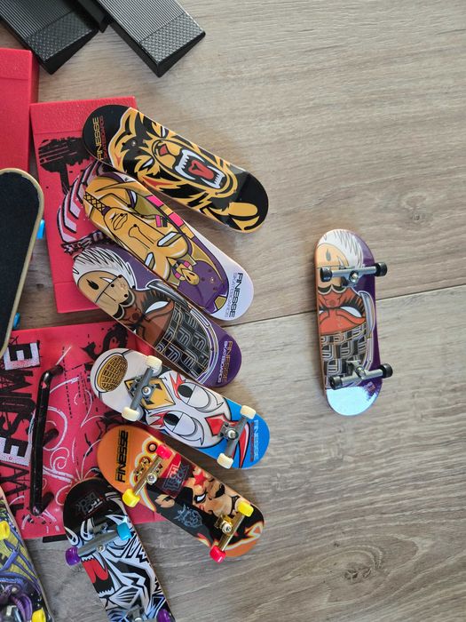 Skate de dedo com parque de rampas e manobras