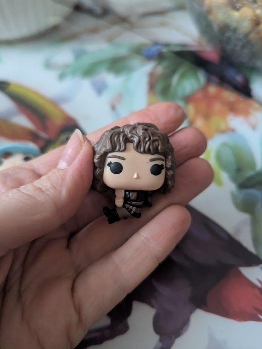 Обмен фигурка kinder joy странные дела