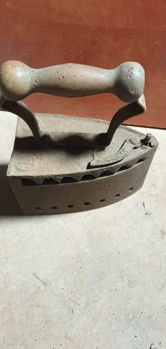 Ferro de engomar antigo