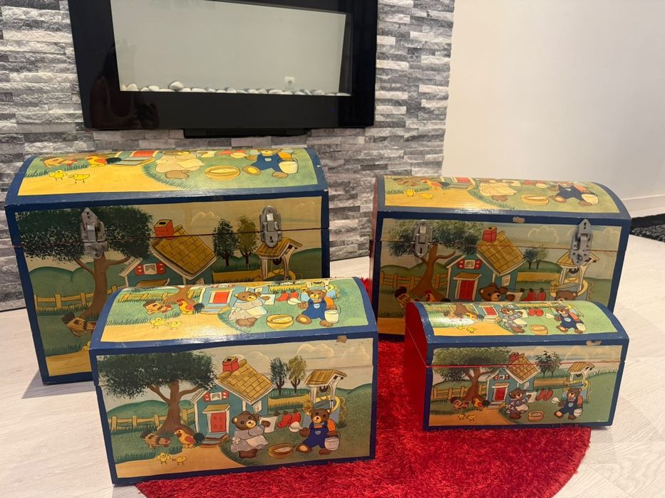 Conjunto de 4 arcas de madeira pintadas a mão  as 4 por 50 €