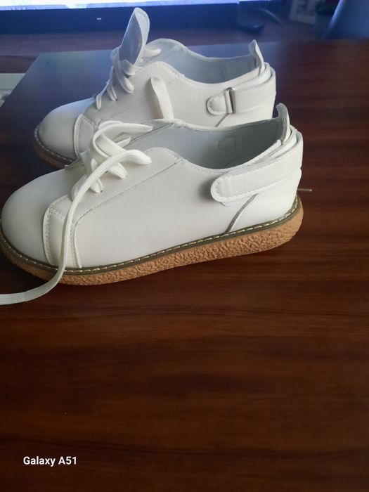 nowe buty biale na zdrowej podeszwie