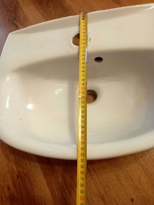 Biała umywalka Roca