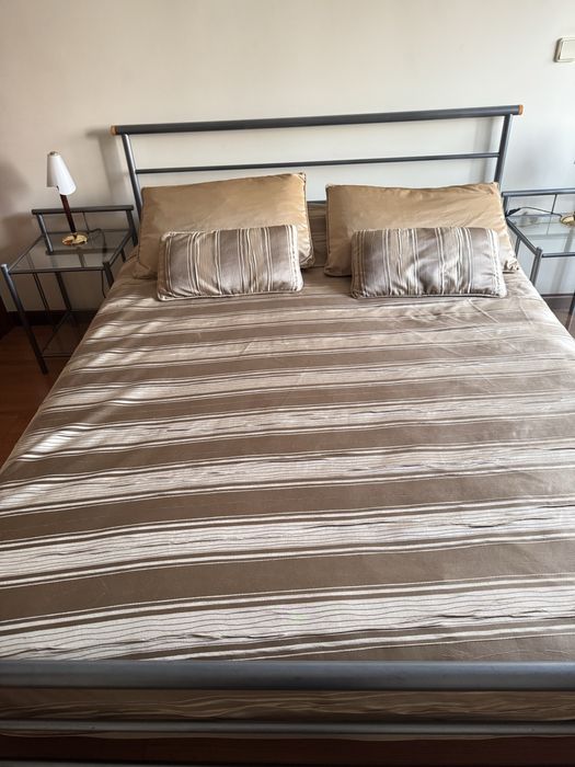 Cama Metálica + 2 mesas de apoio