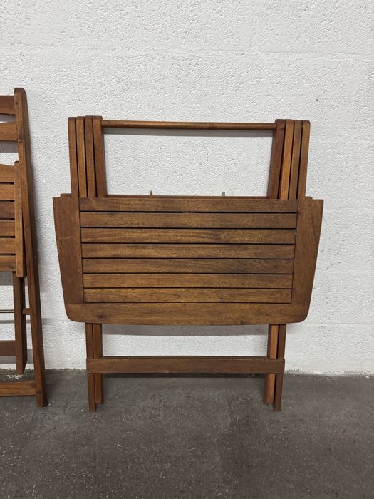 Mesa quadrada com cadeiras para exterior