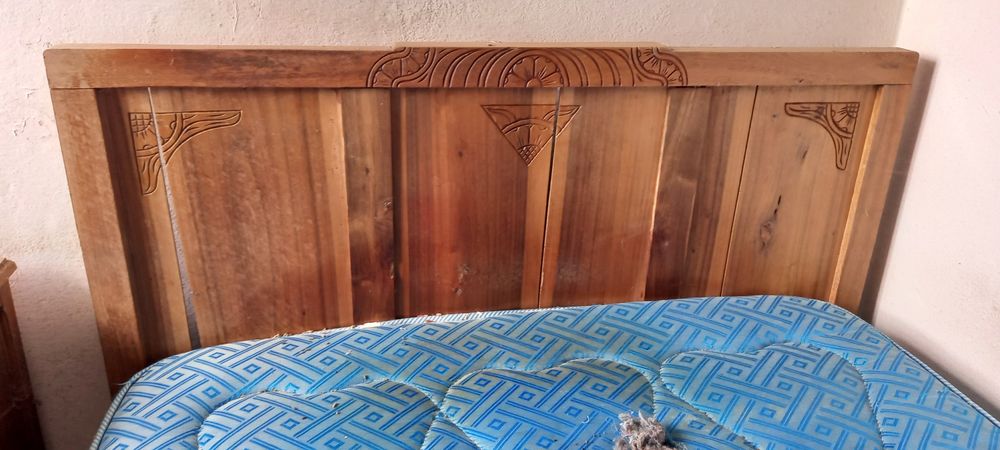 Cama e mesinha  cabeceira muito antigo
