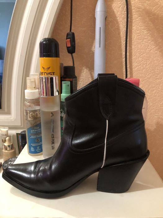 Продаю крутые ботинки казаки MYACLARA