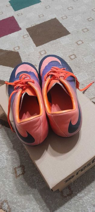 Футбольні бутси фірми Nike.