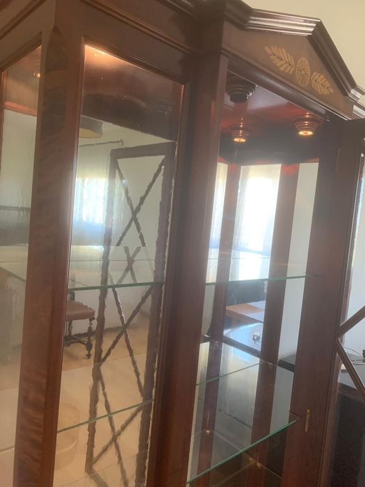 Louceiro / Vitrine Clássica com Iluminação Interior e Marchetaria