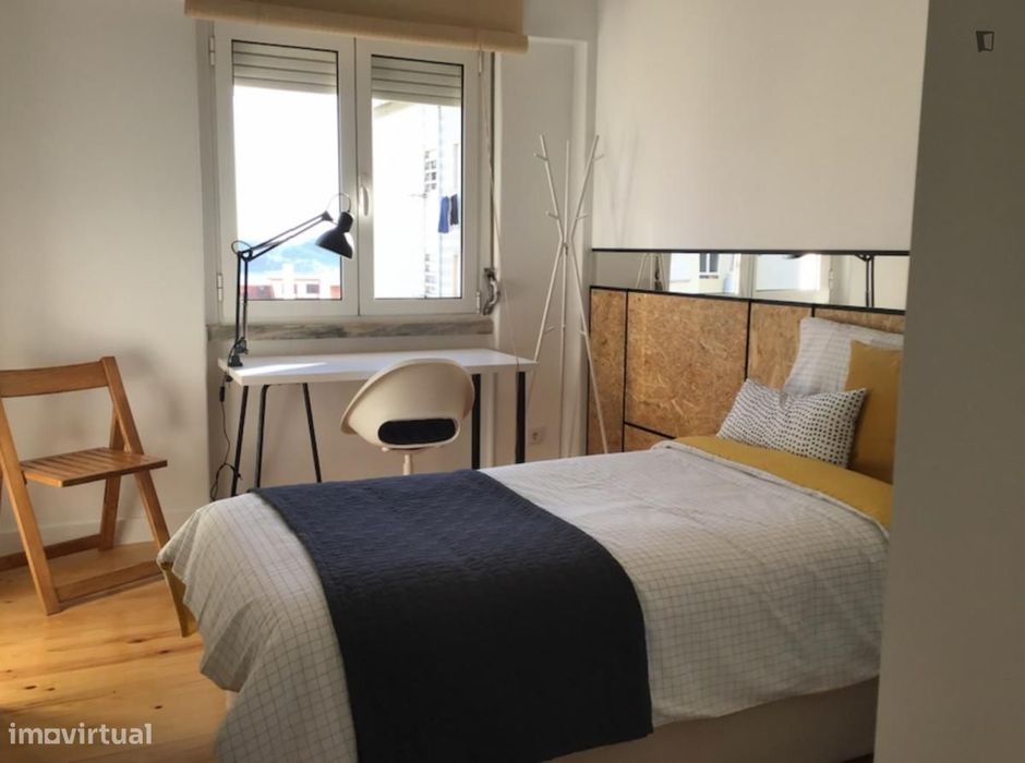 Quarto - localizado em Restelo Lisbon