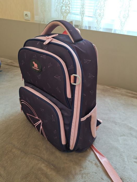 Шкільний рюкзак для дівчинки