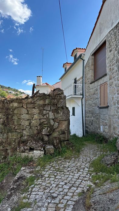 Casa em ruínas para reconstrução em Prados - Celorico da Beira