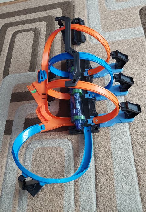 Tor Hot Wheels pętle na baterie