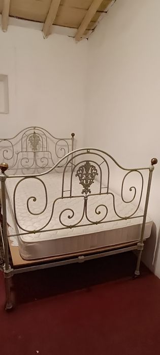 Cama casal em ferro