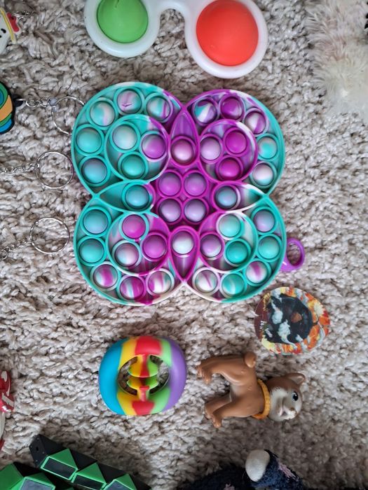 Отдам игрушки поп ит,симпл димпл,пенал единорог,сумка и тд