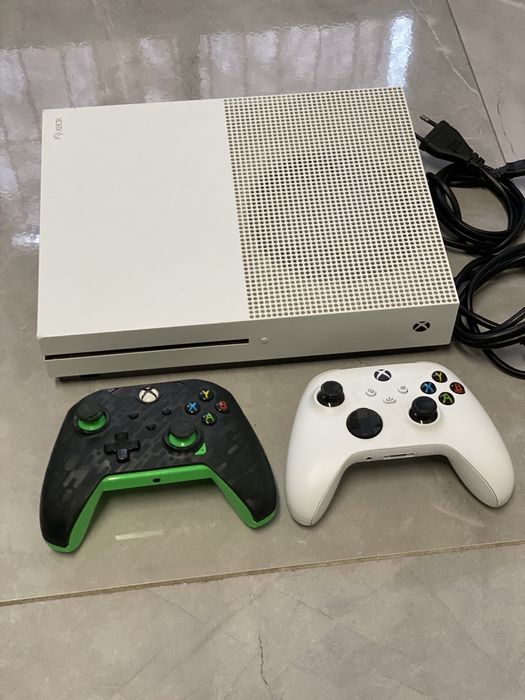 Xbox One S 1TB C/ 2 Comandos (Como Nova)