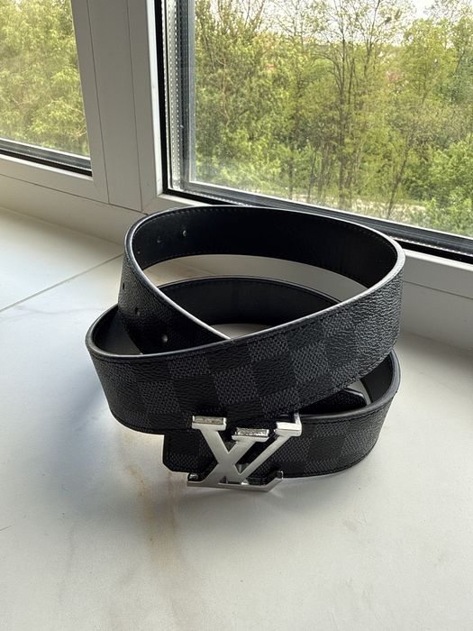 ременем Louis Vuitton з фірмовою пряжкою LV Initiales.