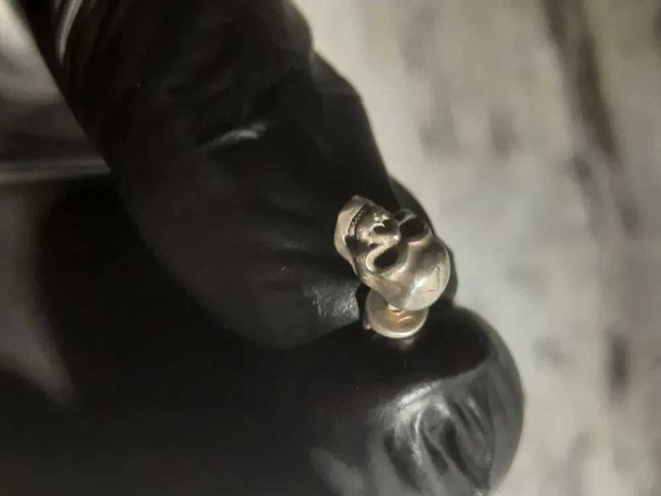Серебряная моносерьга в форме черепа 925 пробы.