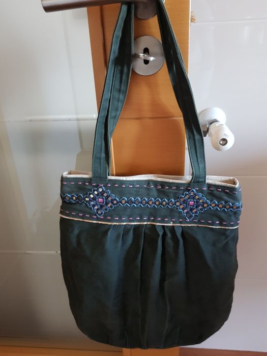 Vendo malas com tiracolo e sem.